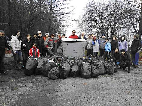 Доброволци участваха в състезанието на WWF в Русе
© WWF DCP BG archive volunteers collect rubbish rel=