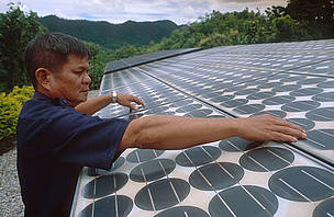 A solar panel is one way of helping curb climate change.
© WWF/ Adam OSWELL A solar panel is one way of helping curb climate change.
© WWF/ Adam OSWELL